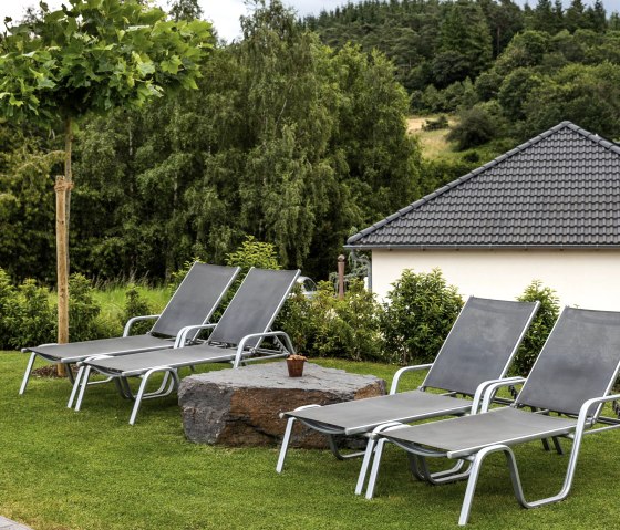 eifelia-Ferienhäuser Liegewiese am Pool