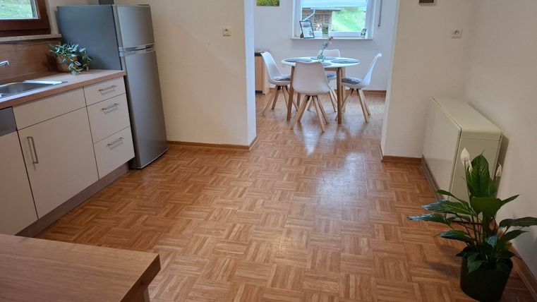 Eine Küche mit Blick in den Wald ist wunderschön! Die Natur sorgt für Ruhe und eine angenehme Atmosphäre beim Kochen.