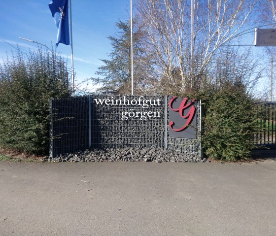 Panneau d'entrée du domaine viticole Görgen, © Tourist-Information Wittlich Stadt & Land