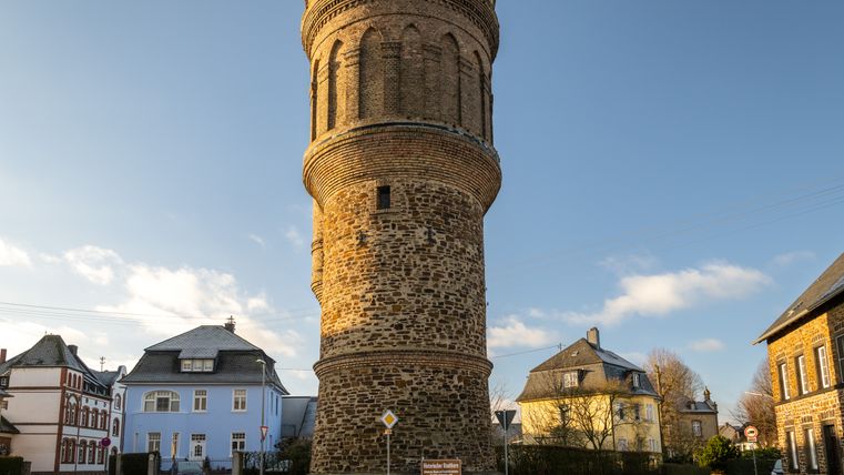 Historische watertoren in Münstermaifeld bij zonnig weer.