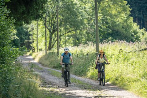 Twee fietsers op een bospad in de Prethbachvallei.