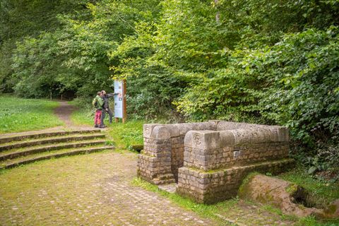 Eine in Stein gefasste Quelle. Ihr Wasser speist die römische Wasserleitung aus der Eifel nach Köln
