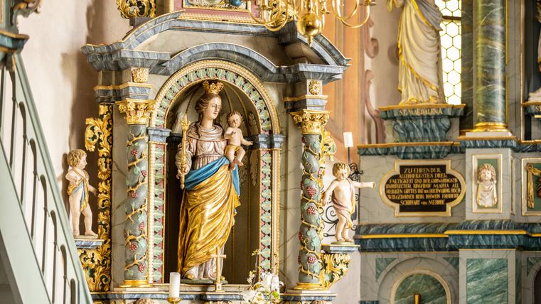 Innenansicht der Marienkapelle Pützfeld mit einer kunstvoll verzierten Marienstatue und barocken Elementen.