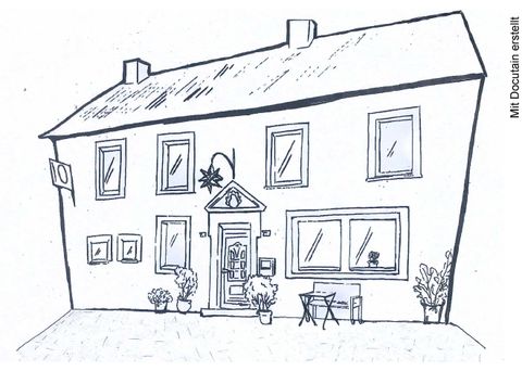 Une maison esquissée avec une entrée et plusieurs fenêtres. Devant la maison, il y a des plantes et une table avec des chaises.