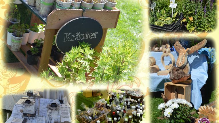 Een mooie marktstand met verschillende kruiden en planten. Op de achtergrond zijn flessen en een houten figuur te zien, die een natuurlijke sfeer creëren.