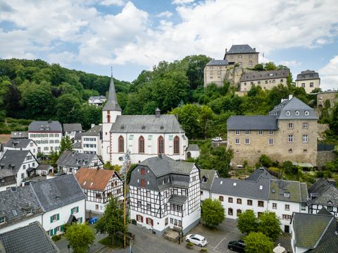 Vue aérienne du centre historique de Blankenheim avec ses maisons à colombages, son église et son château.