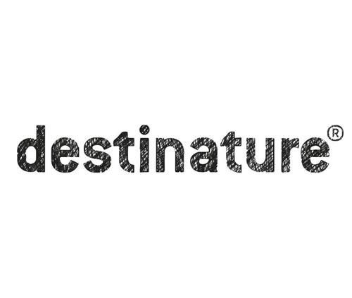 destinature Dorf Südeifel ist ein Naturhotel mit gemütlichen kleinen Holzhütten und großen Blockhütten. Der Mittelpunkt ist ein Bio-Bistro und Outdoor-Wellnessberreich.
