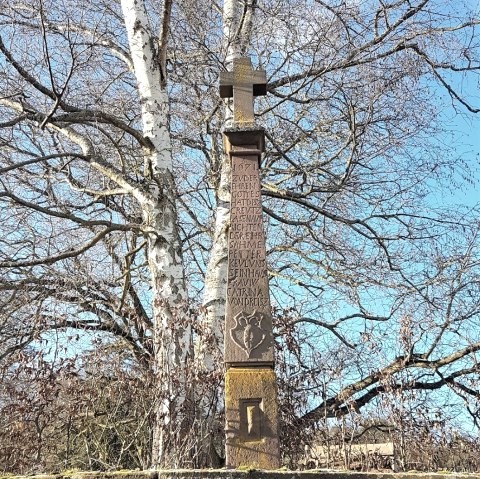 La croix en fût dans le parc du château, © Tourist Information Wittlich Stadt & Land