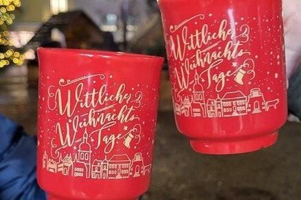 Er zijn twee rode mokken te zien met het opschrift "Wittliche Weihnachten" en een winters stadsgezicht. De mokken stralen een feestelijke sfeer uit en zijn zeer geschikt voor de kerstperiode.