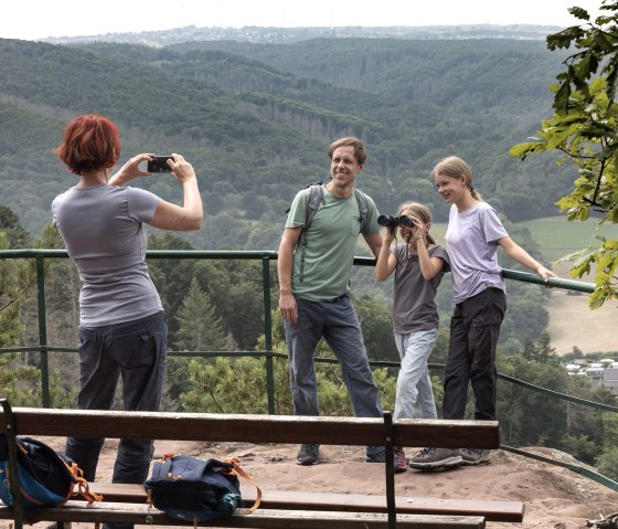 Grappige familiefoto met uitzicht op de Rur vallei, © Eifel Tourismus GmbH Tobias Volmer