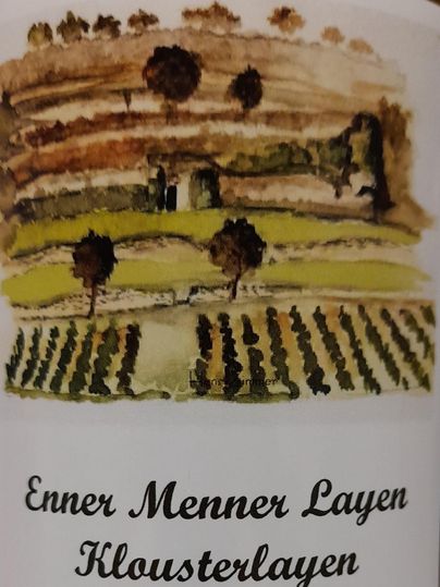 Eine malerische Landschaft mit Weinreben und sanften Hügeln. Der Name "Enner Menner Layen Klousterlayen" ist darunter geschrieben.