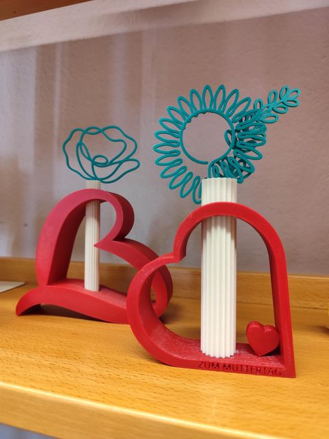 Un homme souriant tient un panier avec des légumes frais et des herbes. À l'arrière-plan, des fleurs colorées fleurissent.