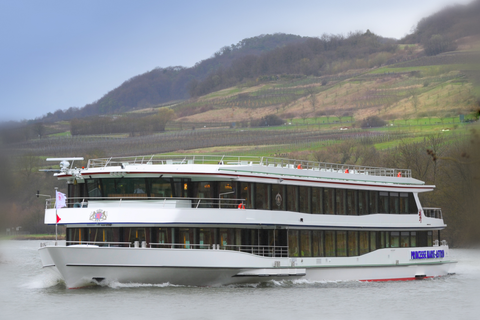 Garnelen in einer Pfanne, goldbraun und knusprig zubereitet. Das Gericht sieht appetitlich und köstlich aus.