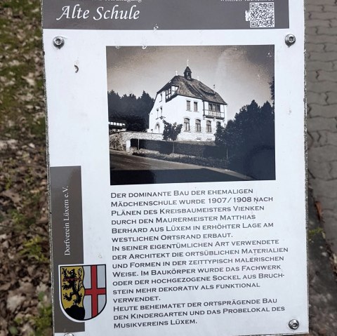 Alte Schule mit Infotafel, © Tourist-Information Wittlich Stadt & Land