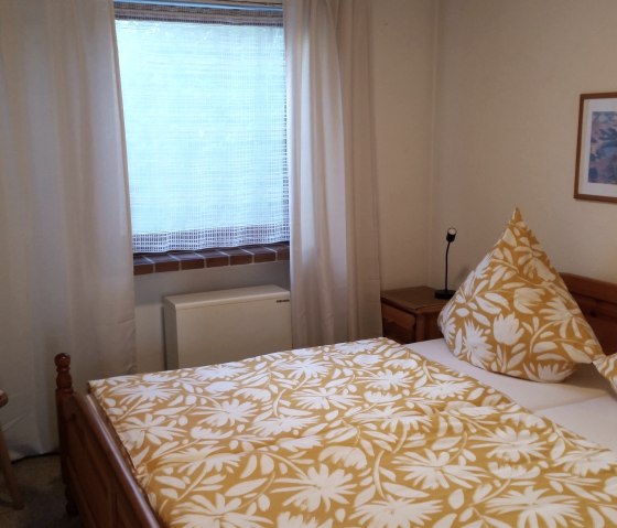 Schlafzimmer mit Doppelbett