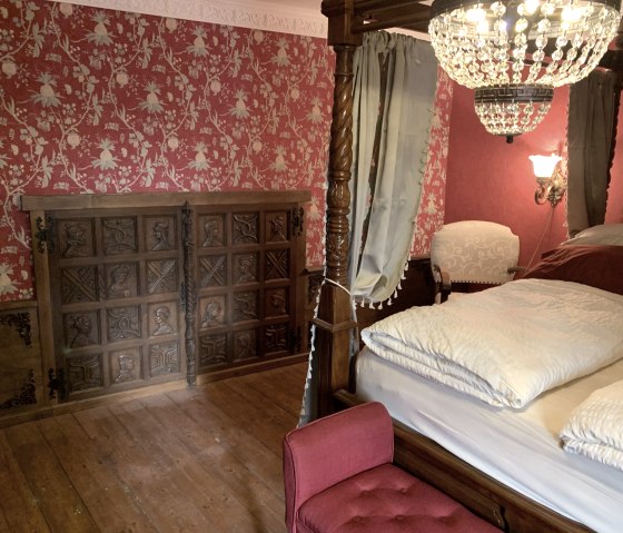 Das Rote Zimmer mit Himmelbett