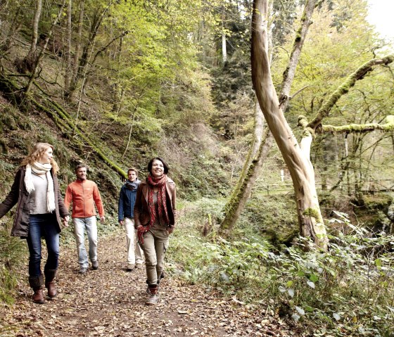 Wandelaars op het mindfulnesspad, © GesundLand Vulkaneifel, Marco Rothbrust