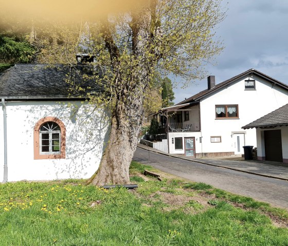 Chapelle avec maison de vacances