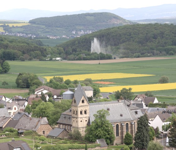 Église avec geyser, © TI Vulkanregion Laacher See