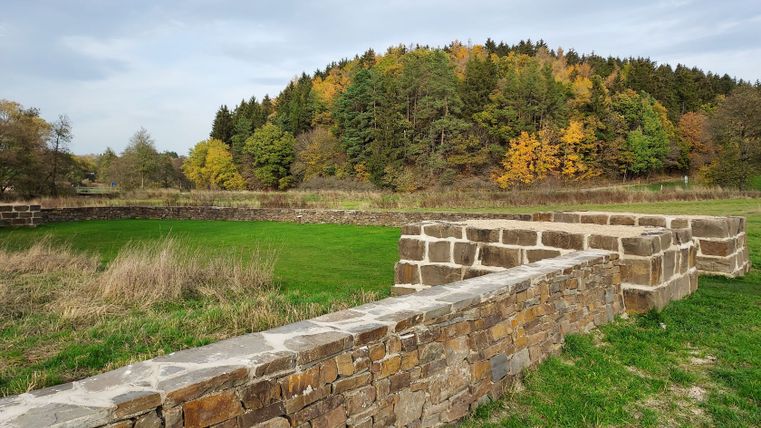 Ruïnes van het fort Urft met herfstbos op de achtergrond.