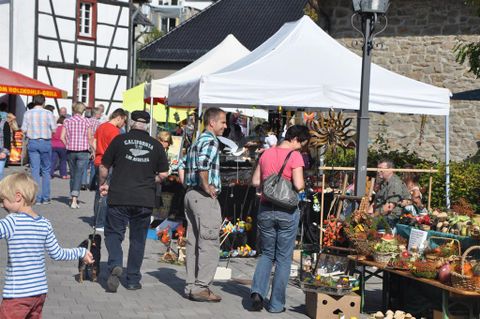 Viele Menschen an Marktständen