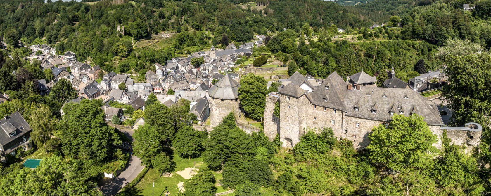 Vue sur Monschau et son château, © Eifel Tourismus GmbH, Dominik Ketz