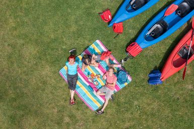 Eine Familie macht ein Picknick
