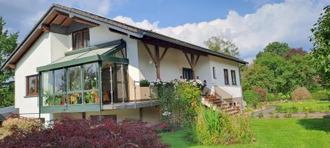 <p>Ferienwohnung von außen im Grünen</p>