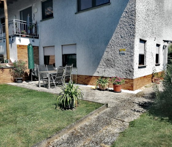 grande terrasse ensoleillée avec possibilité de barbecue