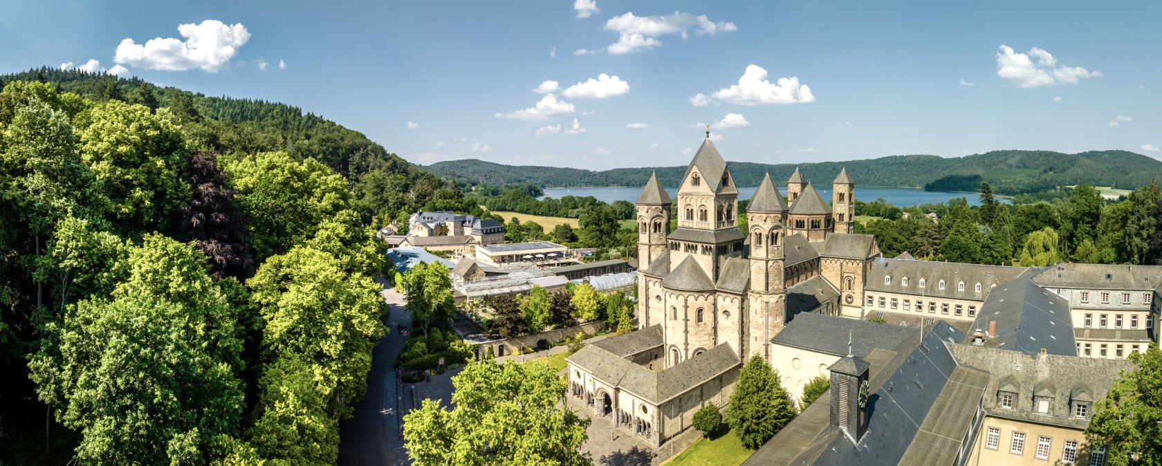 Klooster Maria Laach en het meer van Laach, © Eifel Tourismus GmbH, Dominik Ketz