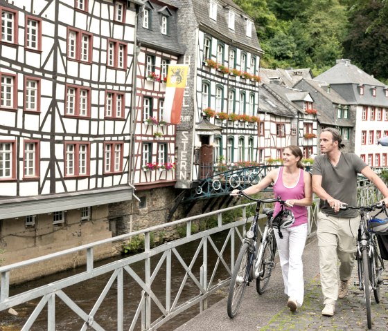 La piste cyclable Eifel-Höhen-Route passe par la vieille ville de Monscahu, © vennbahn.eu