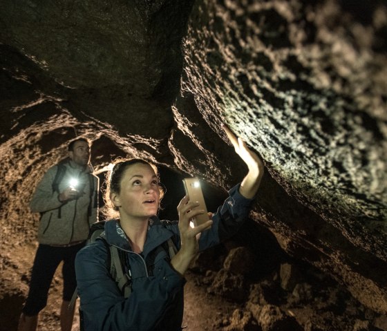 Découvre les grottes en pierre meulière sur le sentier des volcans, © Eifel Tourismus GmbH, D. Ketz