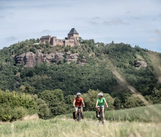 Fietser bij kasteel Nideggen, © Eifel Tourismus GmbH, Dennis Stratmann