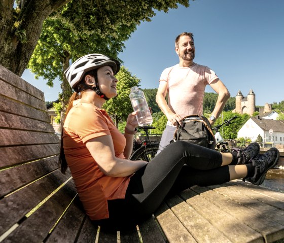Une pause décontractée sur la piste cyclable de la Kyll, © Eifel Tourismus GmbH, Dominik Ketz