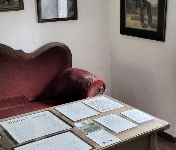 Rotes Sofa mit Bild des Dichters, © Tourist-Information Wittlich Stadt & Land
