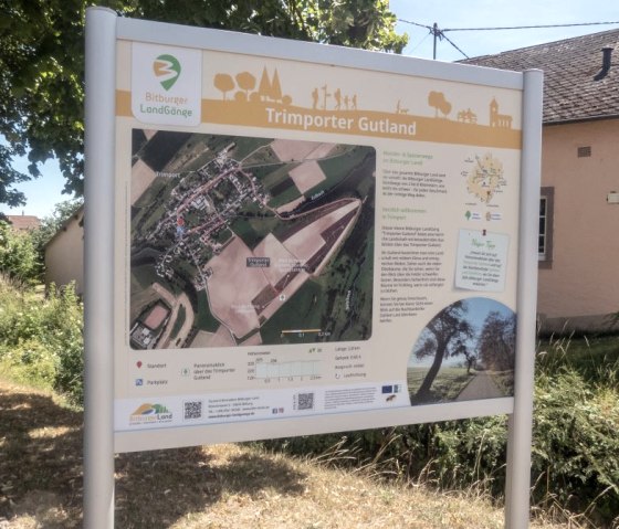 Informatiebord van de Trimporter Gutland wandelroute in het Bitburger Land met kaart en details van de route., © TI Bitburger Land