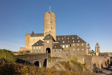 Genovevaburg in Mayen, historische Burg aus Stein mit großem Turm