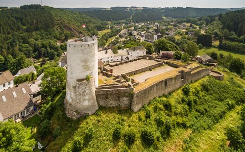 Luchtfoto van Kasteel Reifferscheid met het omliggende landschap.