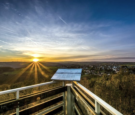 Zonsondergang op de kasteelheuvel, Krawutschketurm, © Andy Holz-huertgenwaldwetter.de, Kreis Düren
