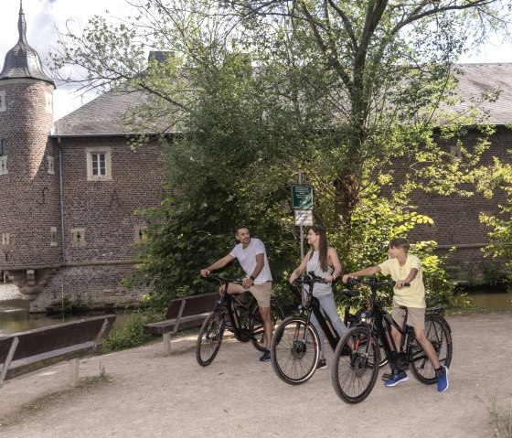 Dürener Seenrunde, de fietstocht langs kasteel Burgau, © Eifel Tourismus GmbH, Tobias Vollmer