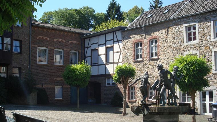 Vieux marché de Stolberg avec ses maisons à colombages et ses fontaines.