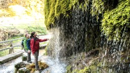 Verfrissing bij de Dreimühlen waterval op de Eifelsteig, © Eifel Tourismus GmbH, D. Ketz