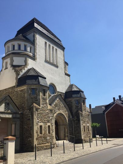 Ein markantes Gebäude mit einer einzigartigen Architektur und geschichtlichem Charakter. Die Fassade ist aus Stein und verleiht dem Bauwerk ein beeindruckendes Aussehen.