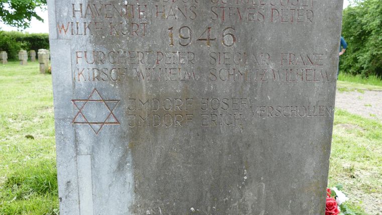 Een gedenksteen met inscripties uit 1946. De Davidster is zichtbaar als herinnering aan de Holocaust.
