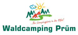 Ein farbenfrohes Logo für Waldcamping Prüm. Es zeigt Naturmotive mit Bergen, Sonne und einem stilisierten Weg.