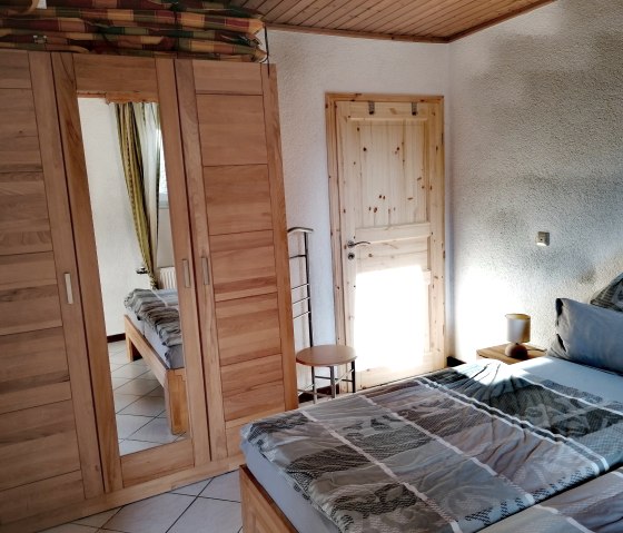 Chambre à coucher avec meubles en bois massif