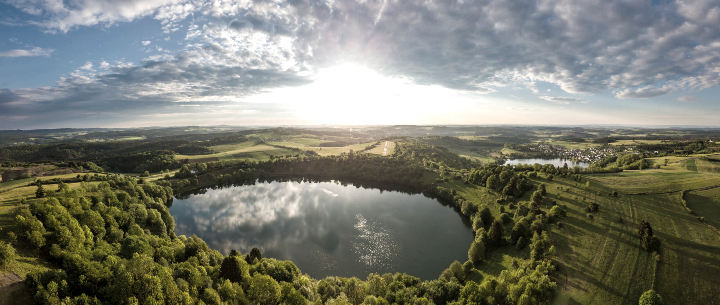 Panorama Weinfelder und Schalkenmehrener Maar, © Eifel Tourismus GmbH