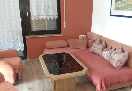 Wohnzimmer mit Aussicht ins Grüne