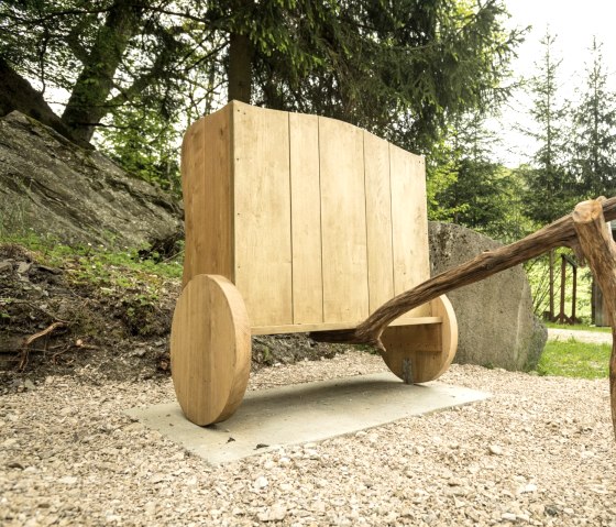 The Golden Chariot awaits you on your journey along the Hochkelberg Panorama Trail, © Eifel Tourismus GmbH, D. Ketz
