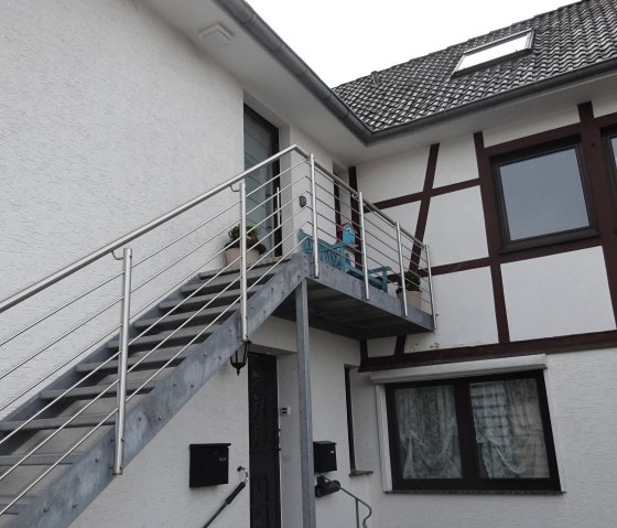 Zugang EH mit Balkon über Metalltreppe